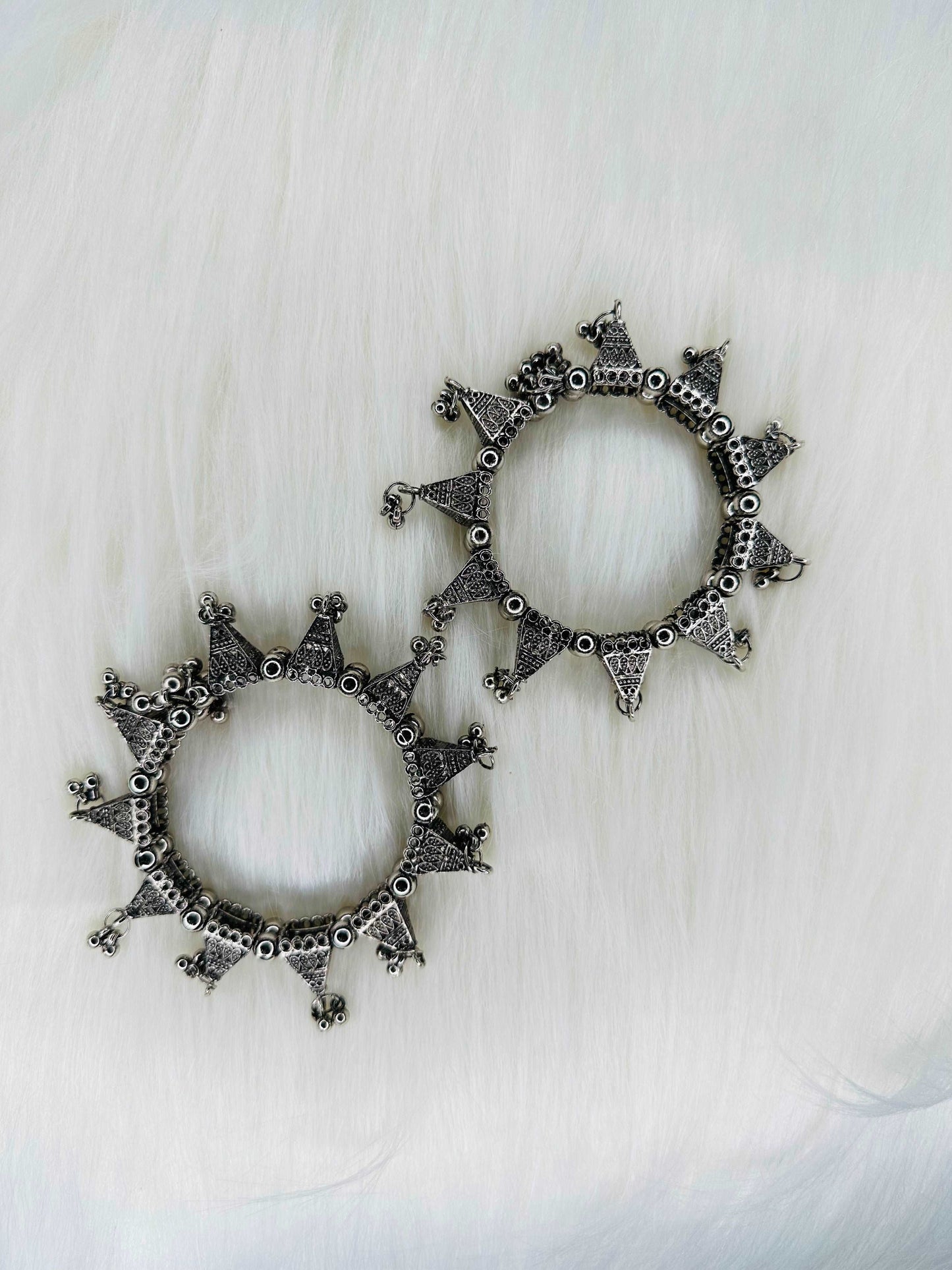Elegant Oxidized Alloy Metal Bangle: Free size, Trendy and Unique