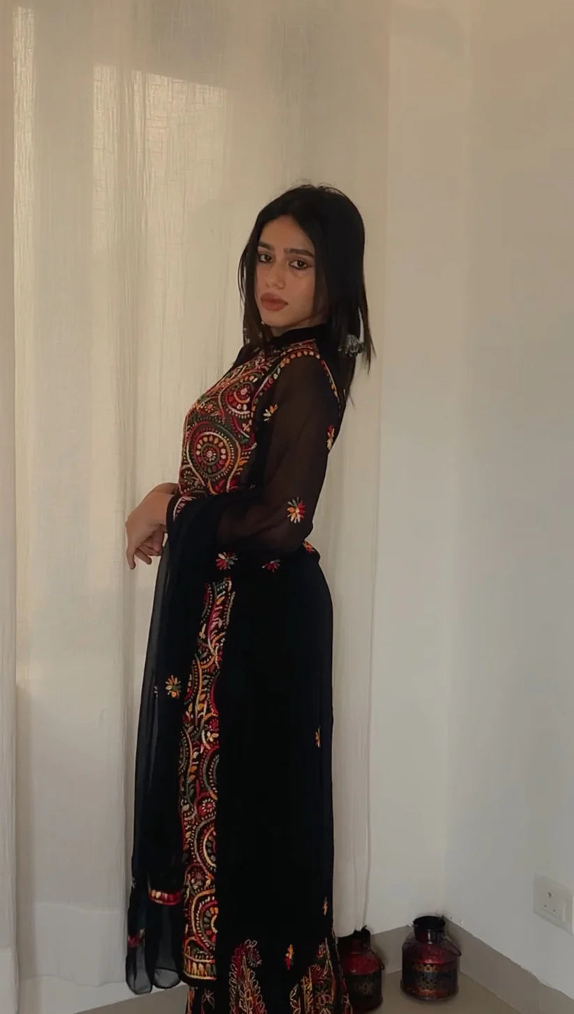 Ring Jaal Chikankari Straight Kurta wit Maching Stole & Inner