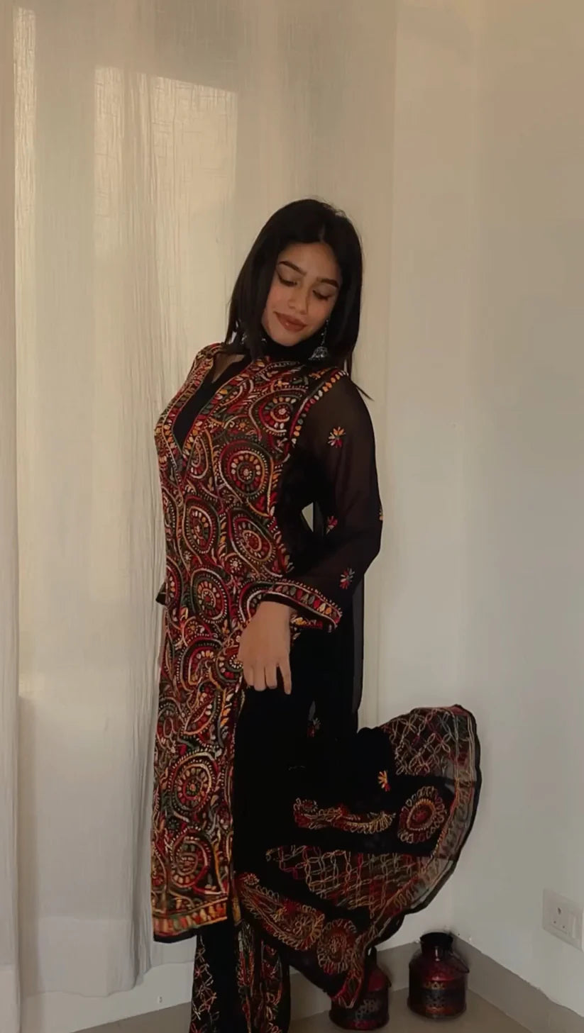 Ring Jaal Chikankari Straight Kurta wit Maching Stole & Inner